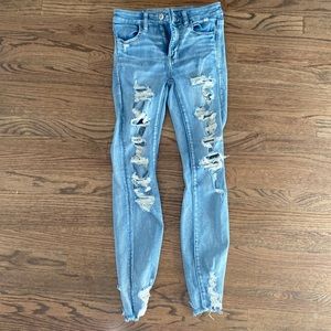 AMERICAN EAGLE RIPPED SKINNY JEANS